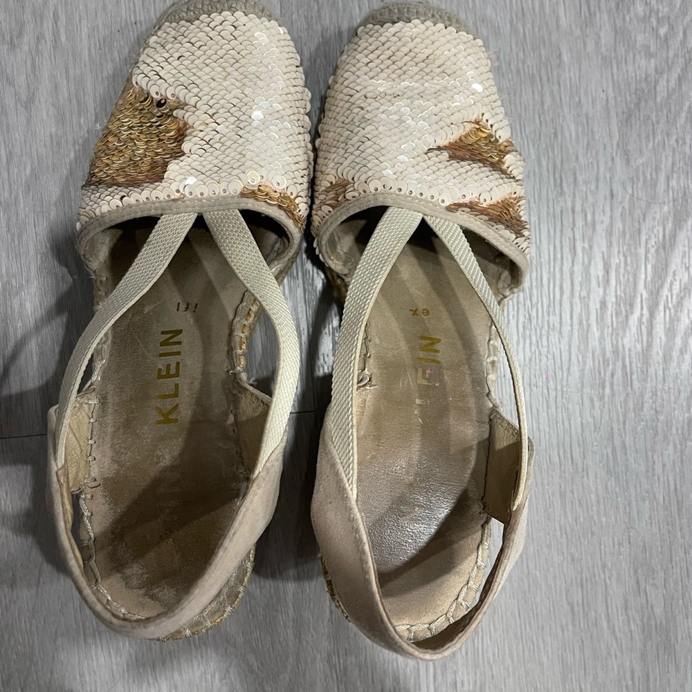 Anne Klein size 71/2 very comfortable still have life - Picture 8 of 9